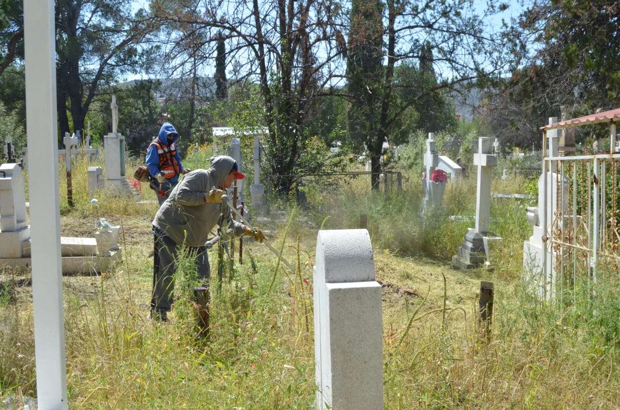 Alistan los panteones de Parral para el Día de Muertos
