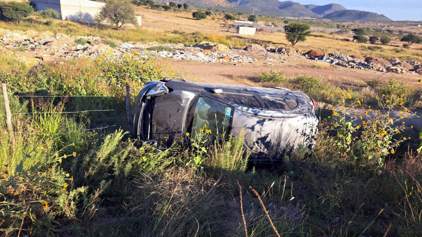 Pierde el control y vuelca en carretera a Santa Bárbara