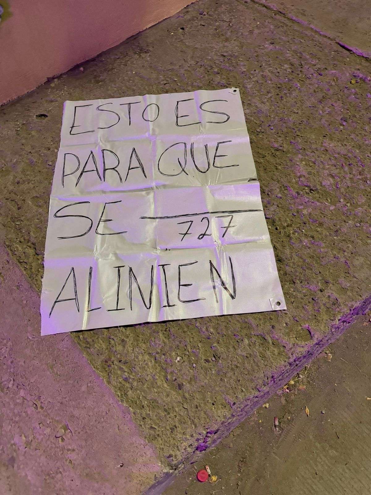 Tiran balazos y dejan lona con mensaje amenazante