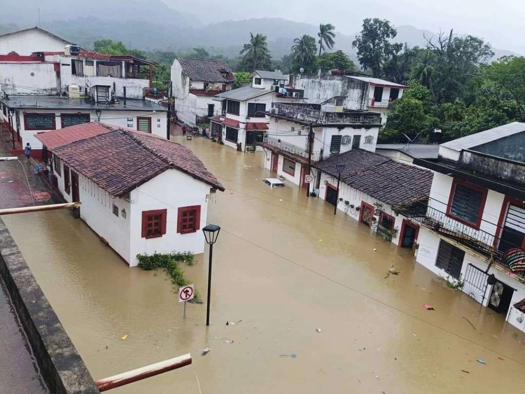 Desbordan fuertes lluvias dos ríos en Tabasco