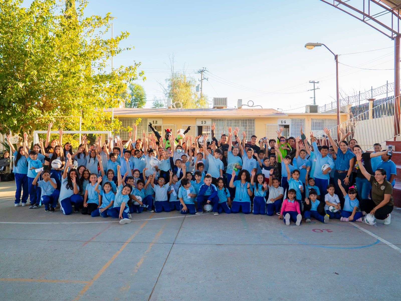 Visitan Los Bravos la primaria Ricardo Flores Magón
