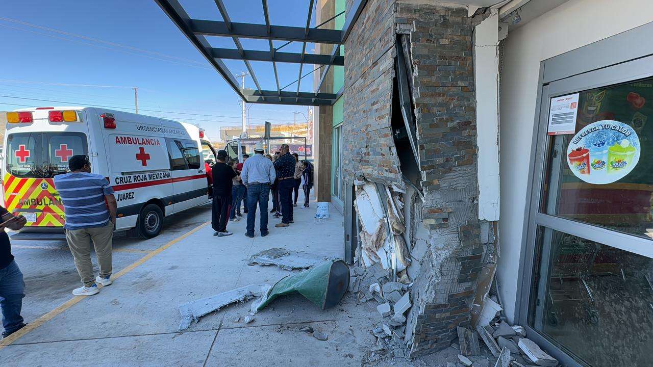 Conductora pierde control de su camioneta atropella a peatón y se ...
