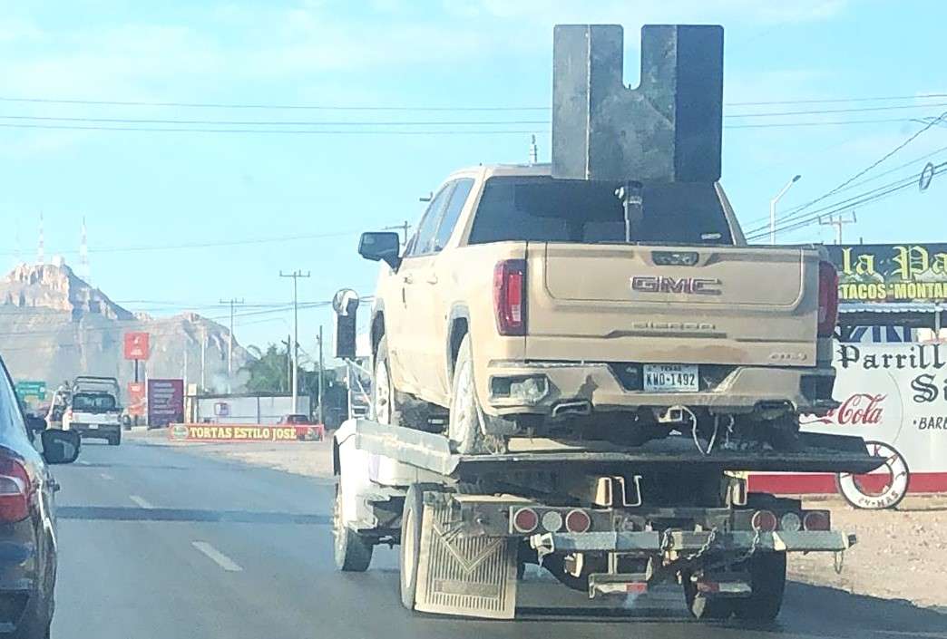 Video: Trasladan vehículos y arsenal asegurado en zona de Ojinaga