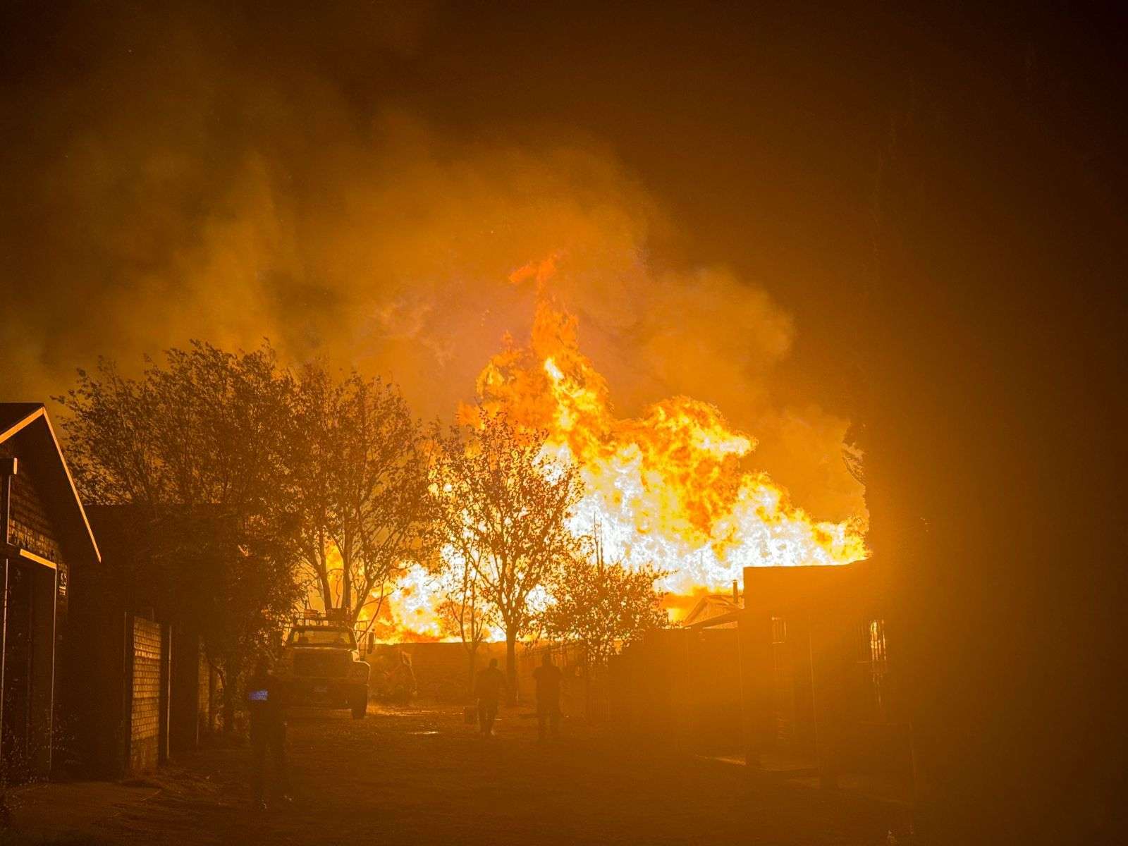 Incendio consume casa y aserradero en Cuauhtémoc; 5 policías se intoxicaron