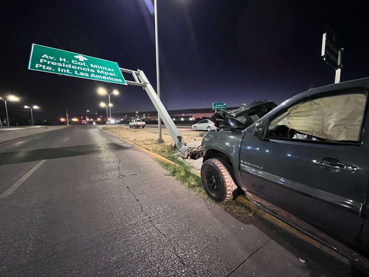 Choca contra señalamiento y se da a la fuga | La Opción de Chihuahua