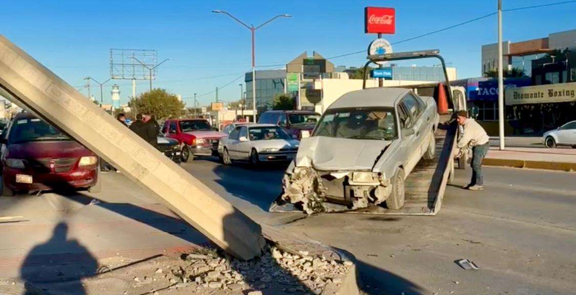 Conductor se impacta contra poste de CFE en la Ejército Nacional | La ...
