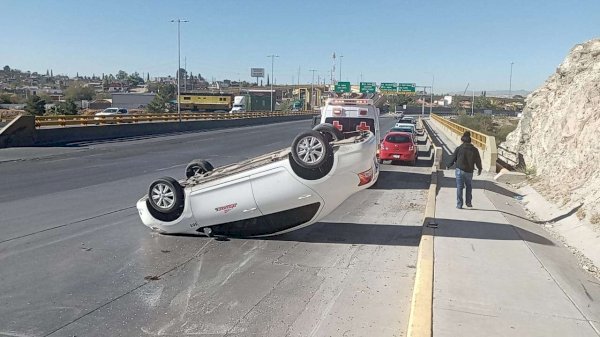 Pierde el control en una curva y vuelca | La Opción de Chihuahua