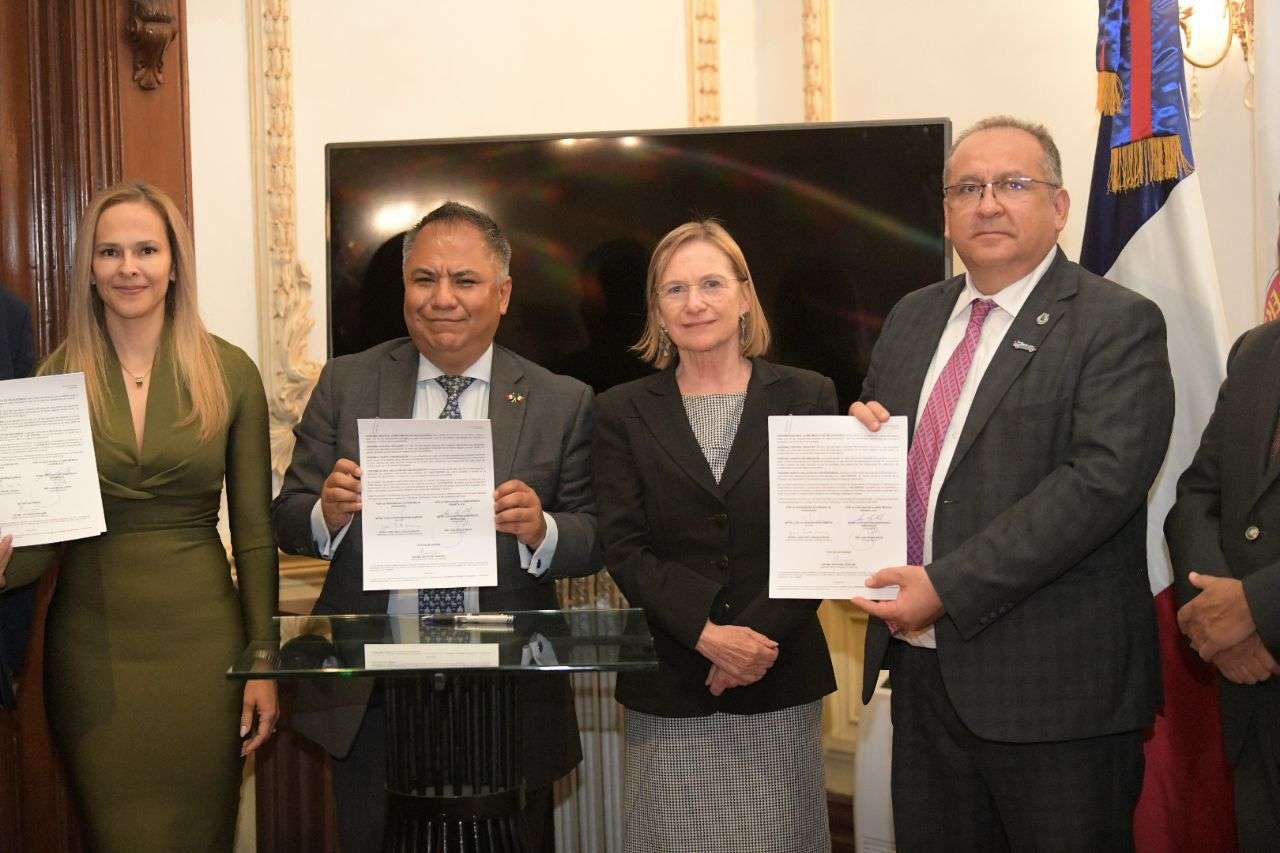 Firma la Uach doble convenio con Embajada de Francia y Alumni 
