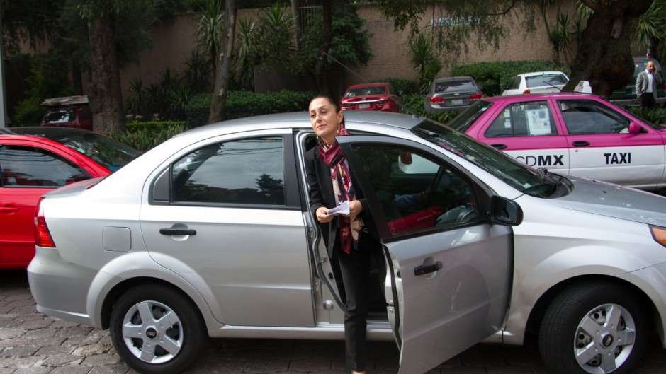 Reporta Sheinbaum departamento de $275 mil y un Aveo 2013