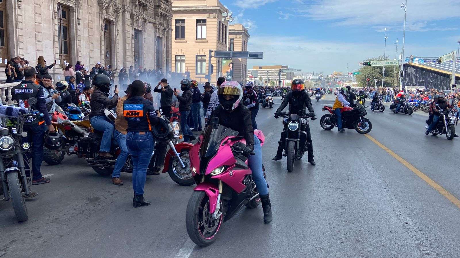 Festejan motociclistas su día en la Plaza del Ángel | La Opción de ...