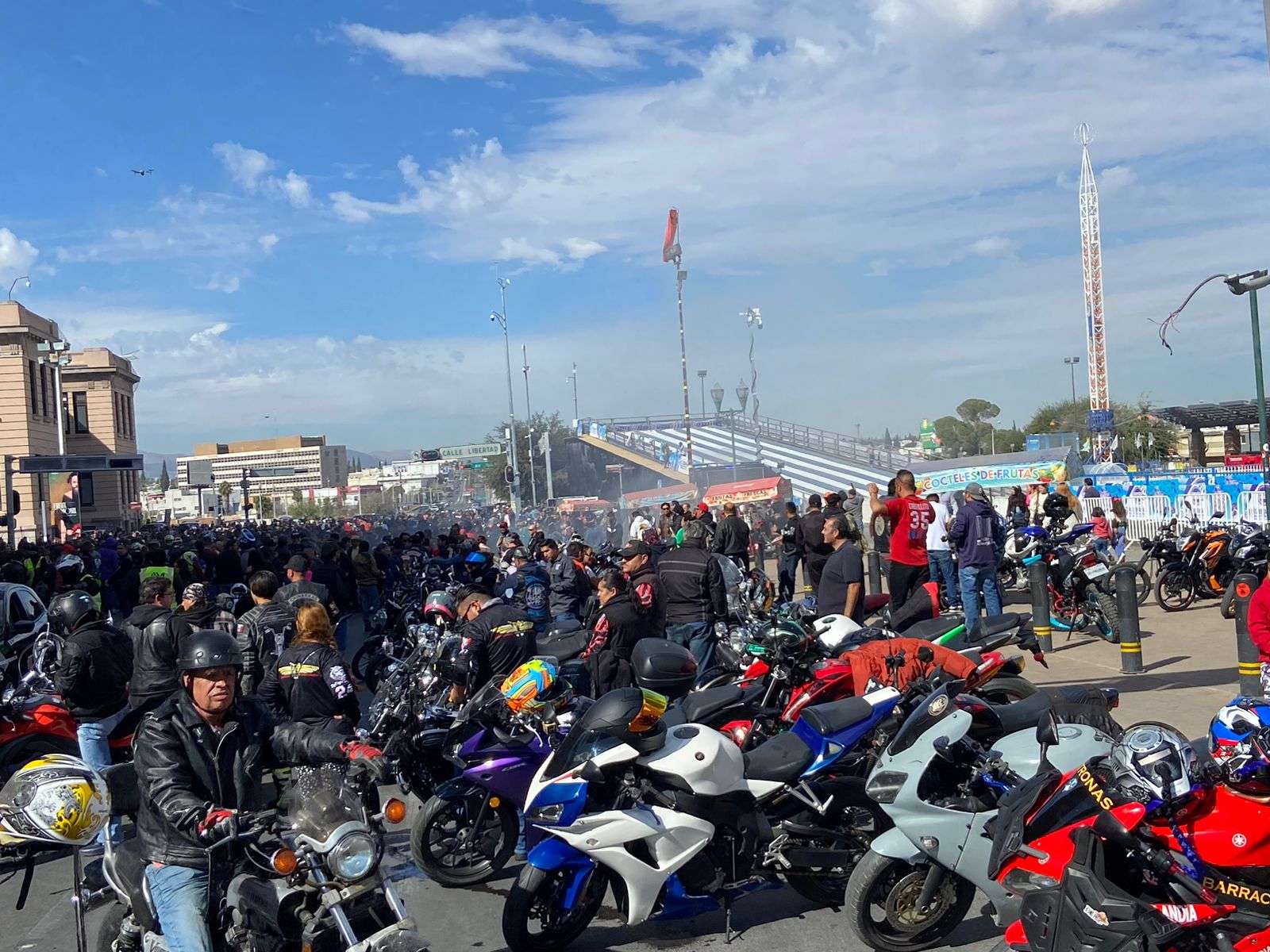 Festejan motociclistas su día en la Plaza del Ángel | La Opción de ...