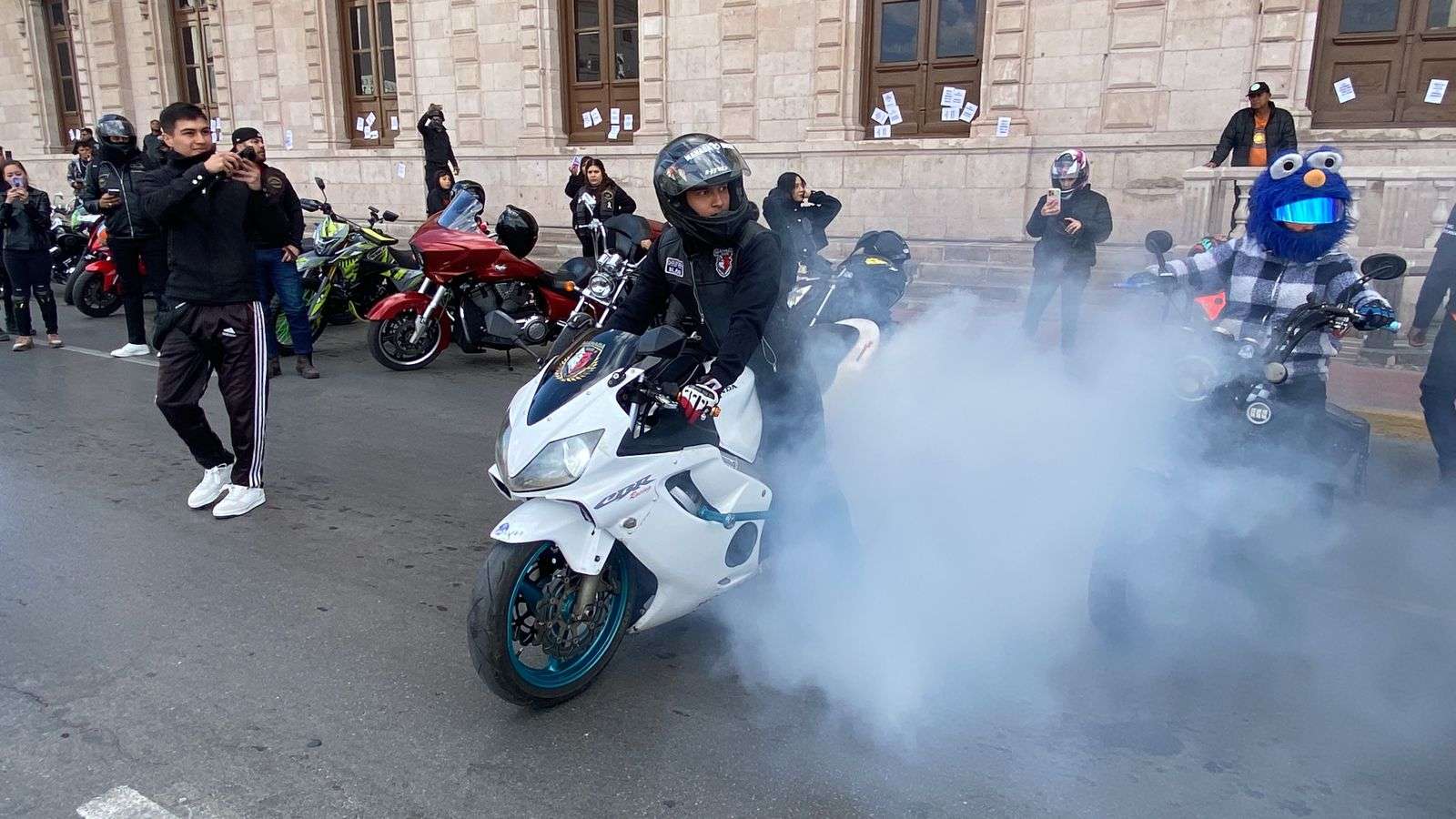 Festejan motociclistas su día en la Plaza del Ángel | La Opción de ...