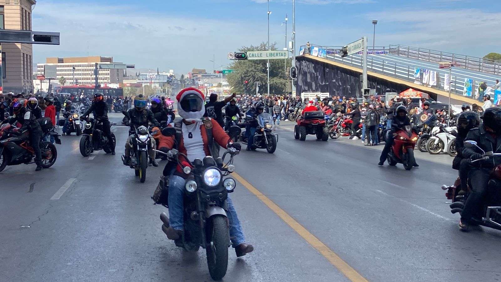 Festejan motociclistas su día en la Plaza del Ángel | La Opción de ...