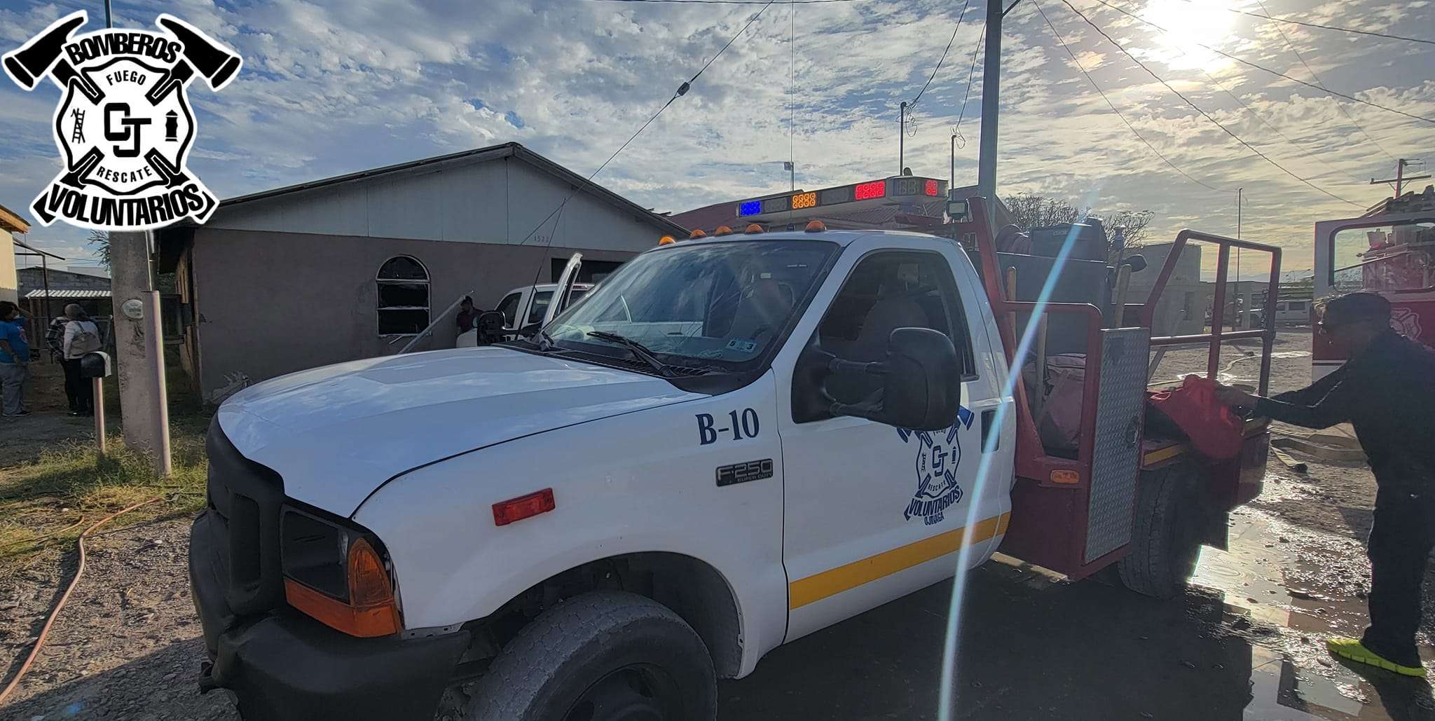 Se intoxican dos al incendiarse vivienda