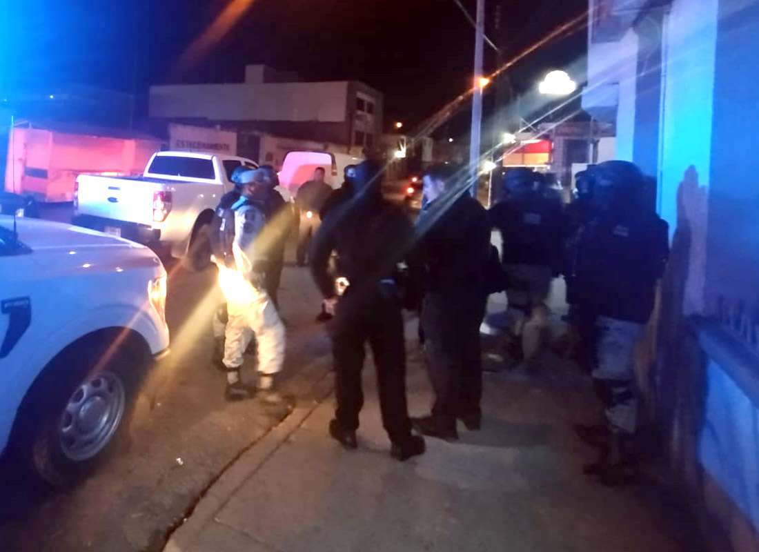 Aseguran a 2 militares que maniobraban una pistola en el bar El Toreo