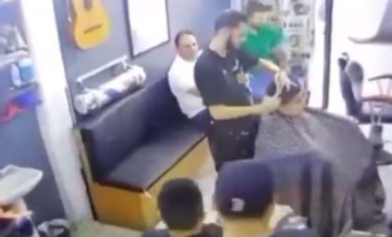 Video: Ejecutan a uno frente a niño en barbería 