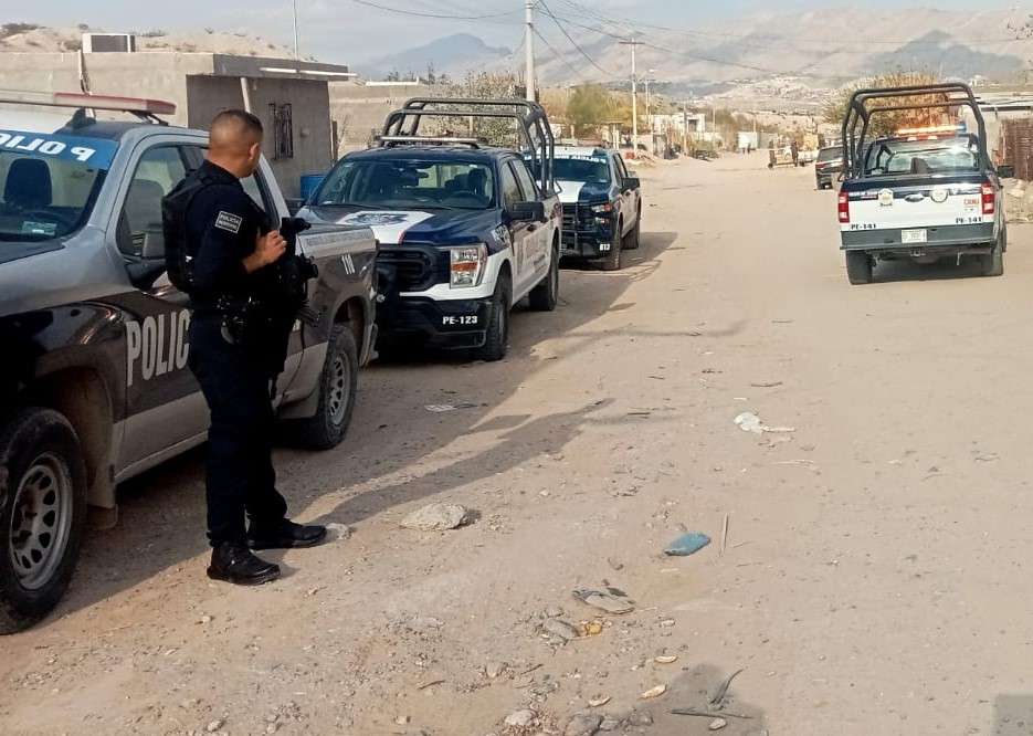 Levantan a joven con todo y carro
