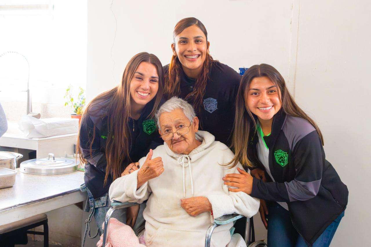 Conviven Bravas con adultos mayores en Asilo
