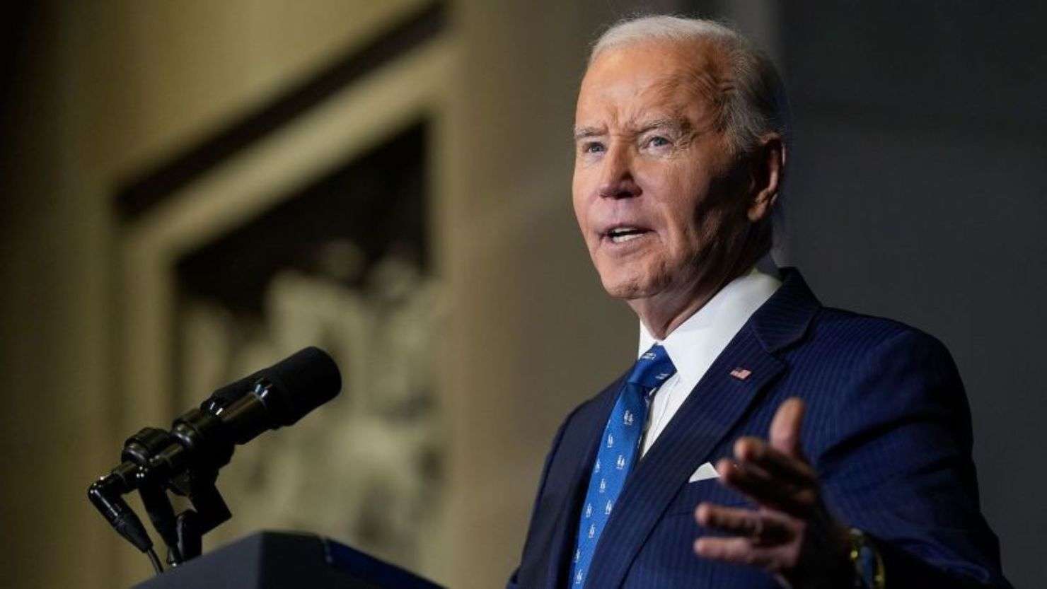 Pone Biden en venta 30 mil postes destinados al muro

