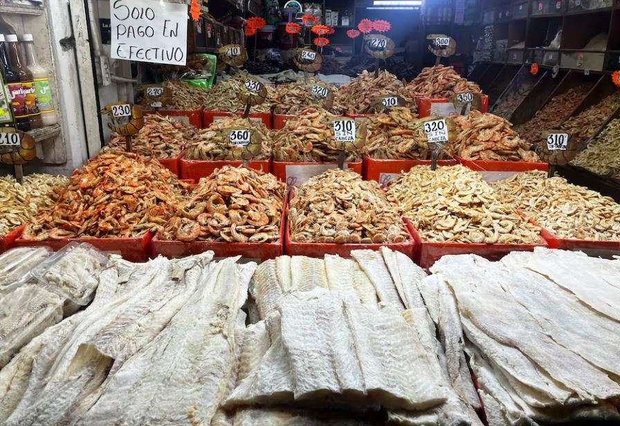 Tilapia, mojarra o tiburón: el fraude del bacalao navideño en México
