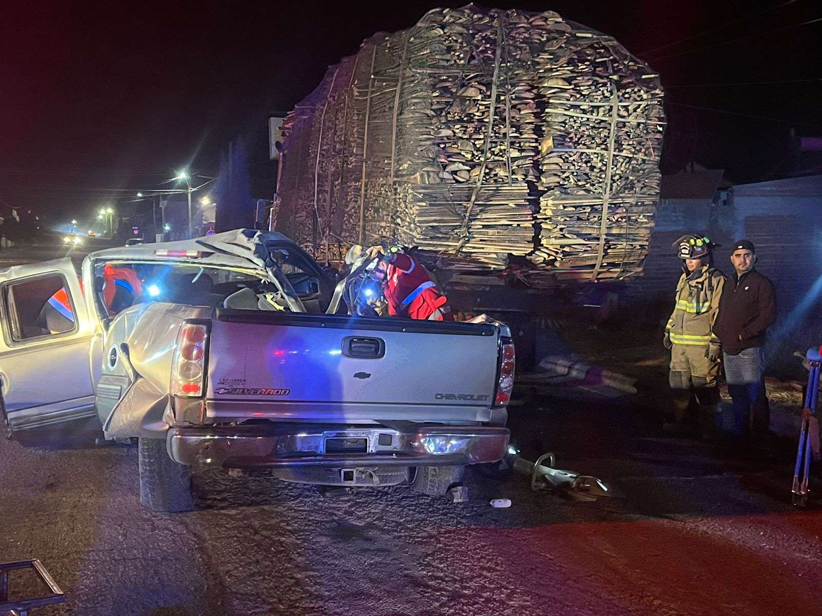 Mueren 2 preparatorianos al chocar troca con camión en Cuauhtémoc