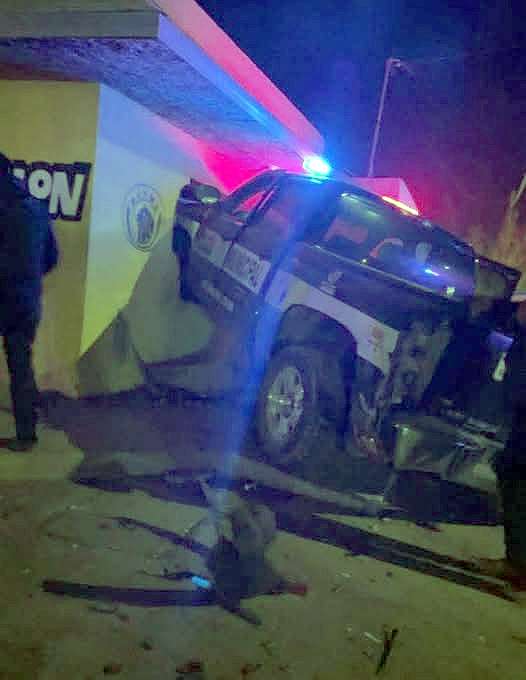 Choca patrulla municipal de Ascensión contra un local