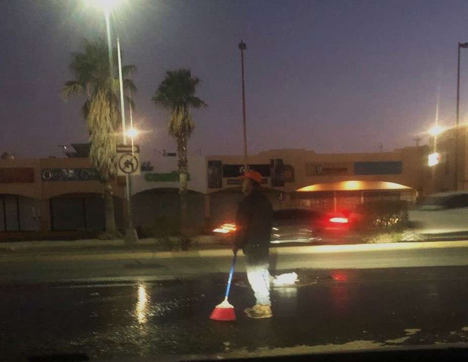 Brotan aguas negras de alcantarilla en la Dostoyevski