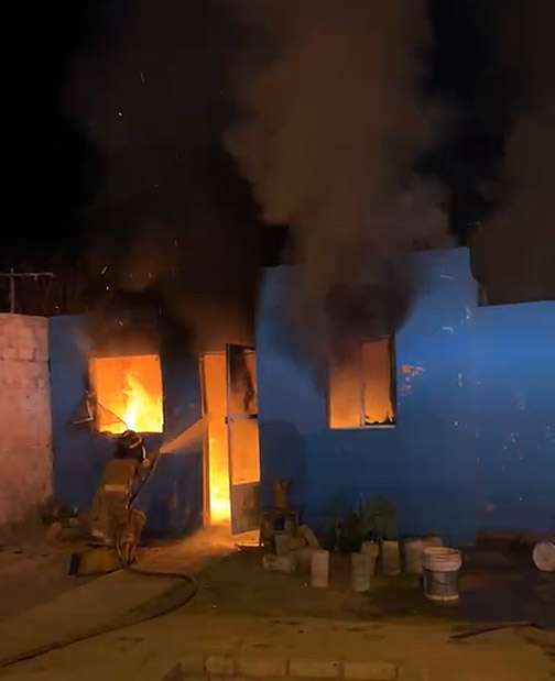 Incendio causado por una veladora destruye casa en Jiménez