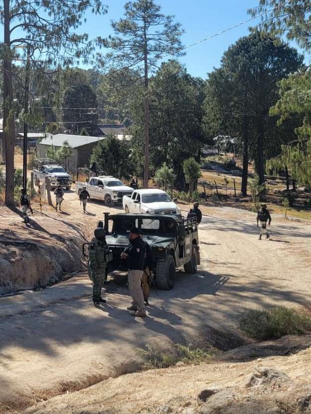 Hallan troca abandonada dañada a balazos en Gpe y Calvo