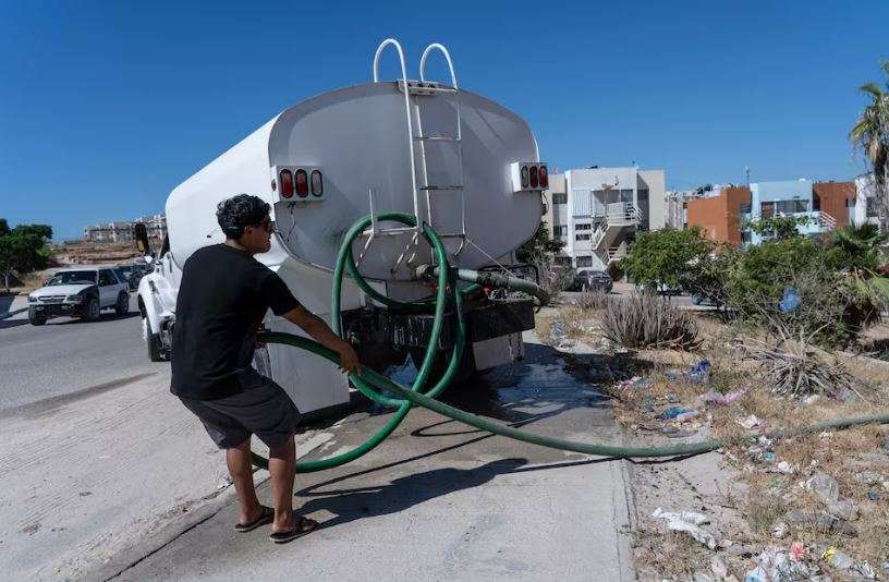 Exhiben la mafia del agua en Los Cabos con campos de golf para turistas y barrios muertos de sed
