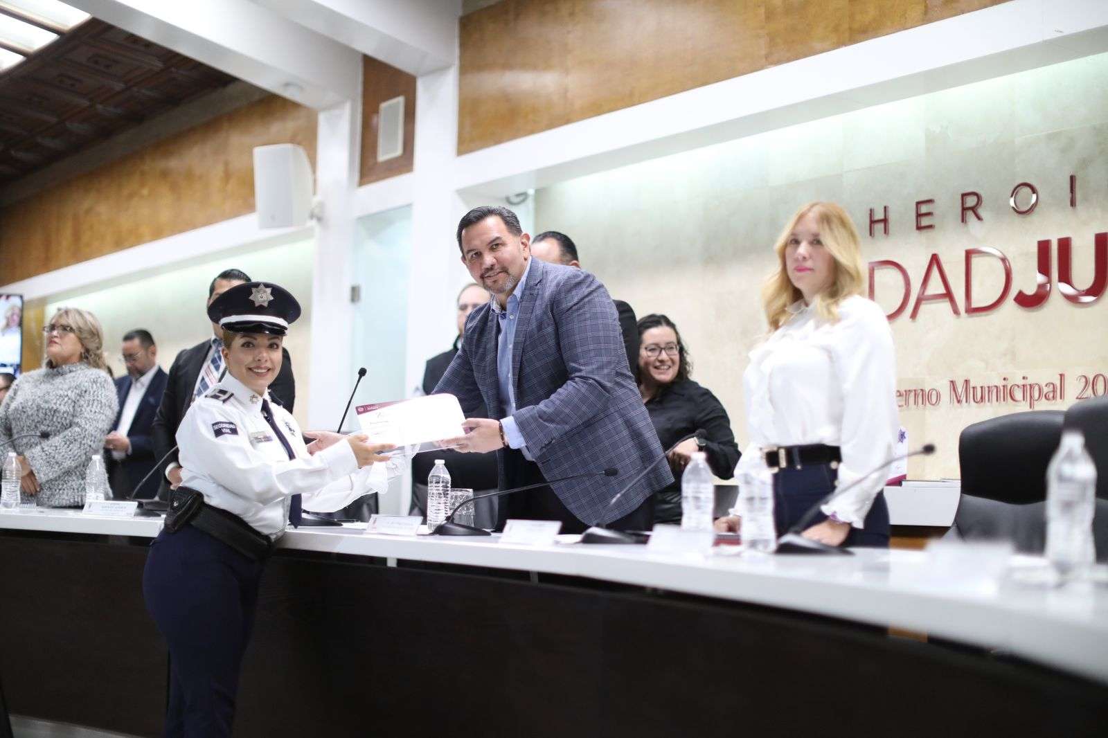 Entregan Premio al Policía del Año a 6 elementos | La Opción de Chihuahua