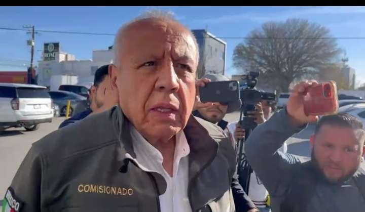 Arriba Francisco Garduño a funeral de agente del INM