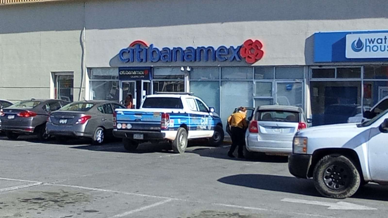 Cae pareja por asalto a Banamex