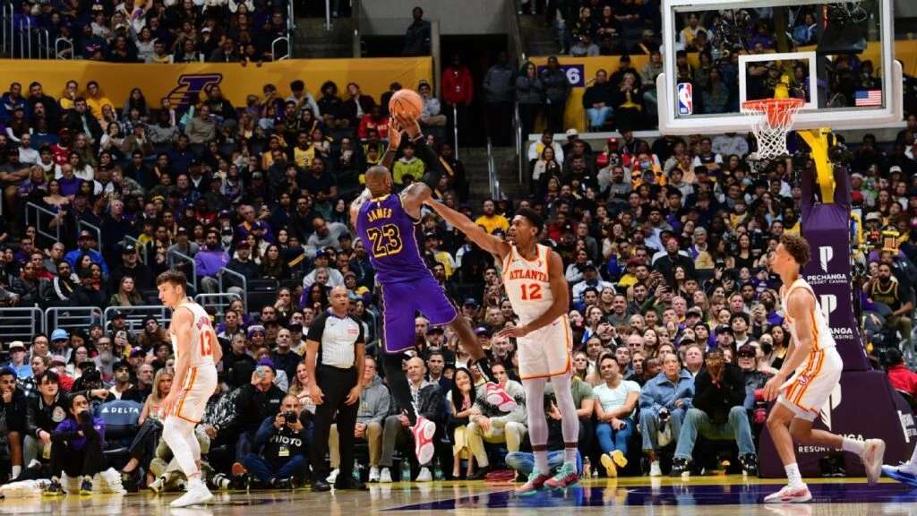 Rompe LeBron récord de Jordan en partidos de 30 puntos
