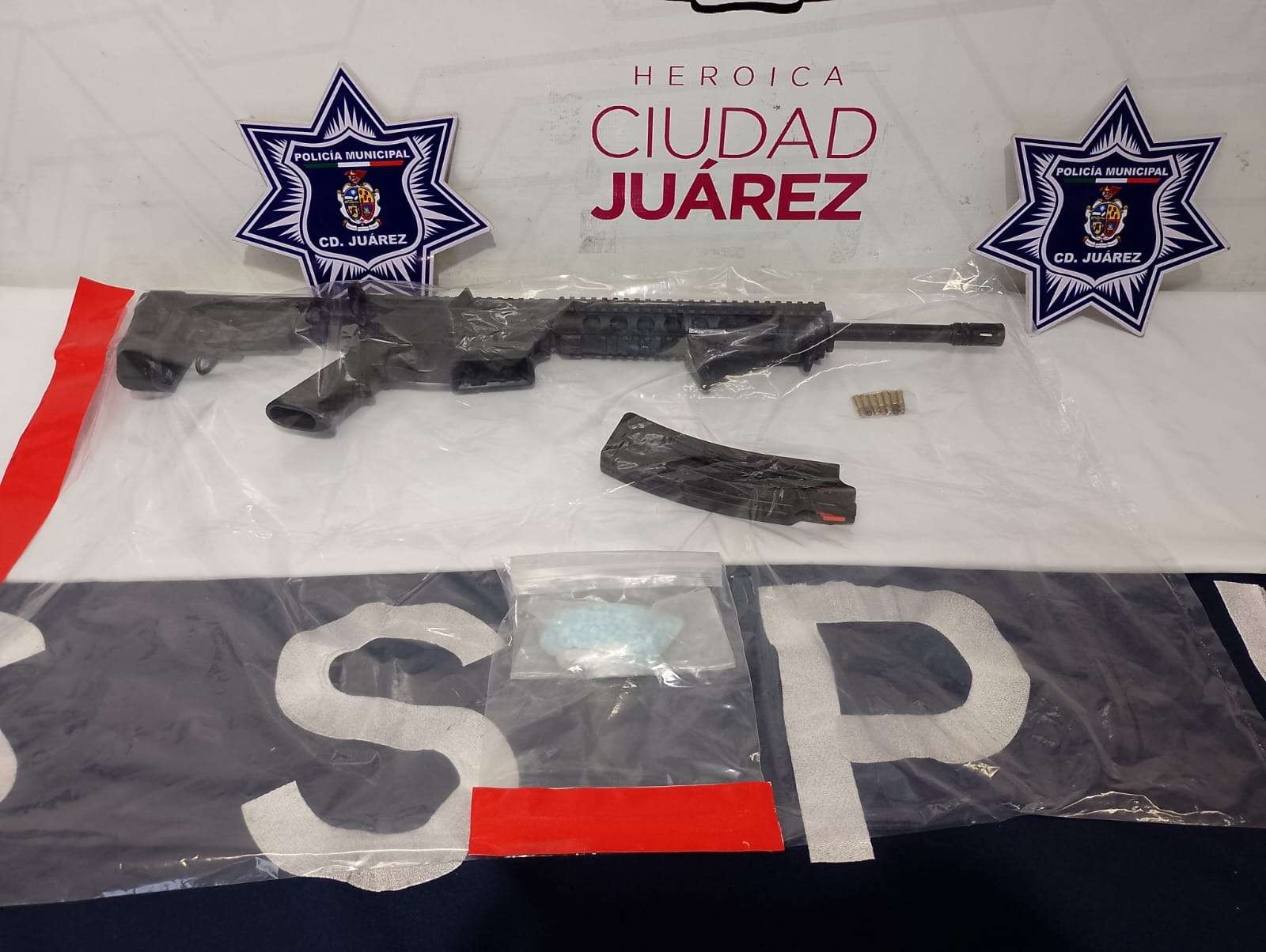 Arrestan a dos con fentanil y una arma larga