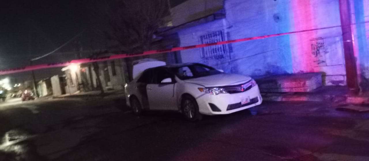 Sofocan bomberos auto en llamas y localizan cadáver calcinado 