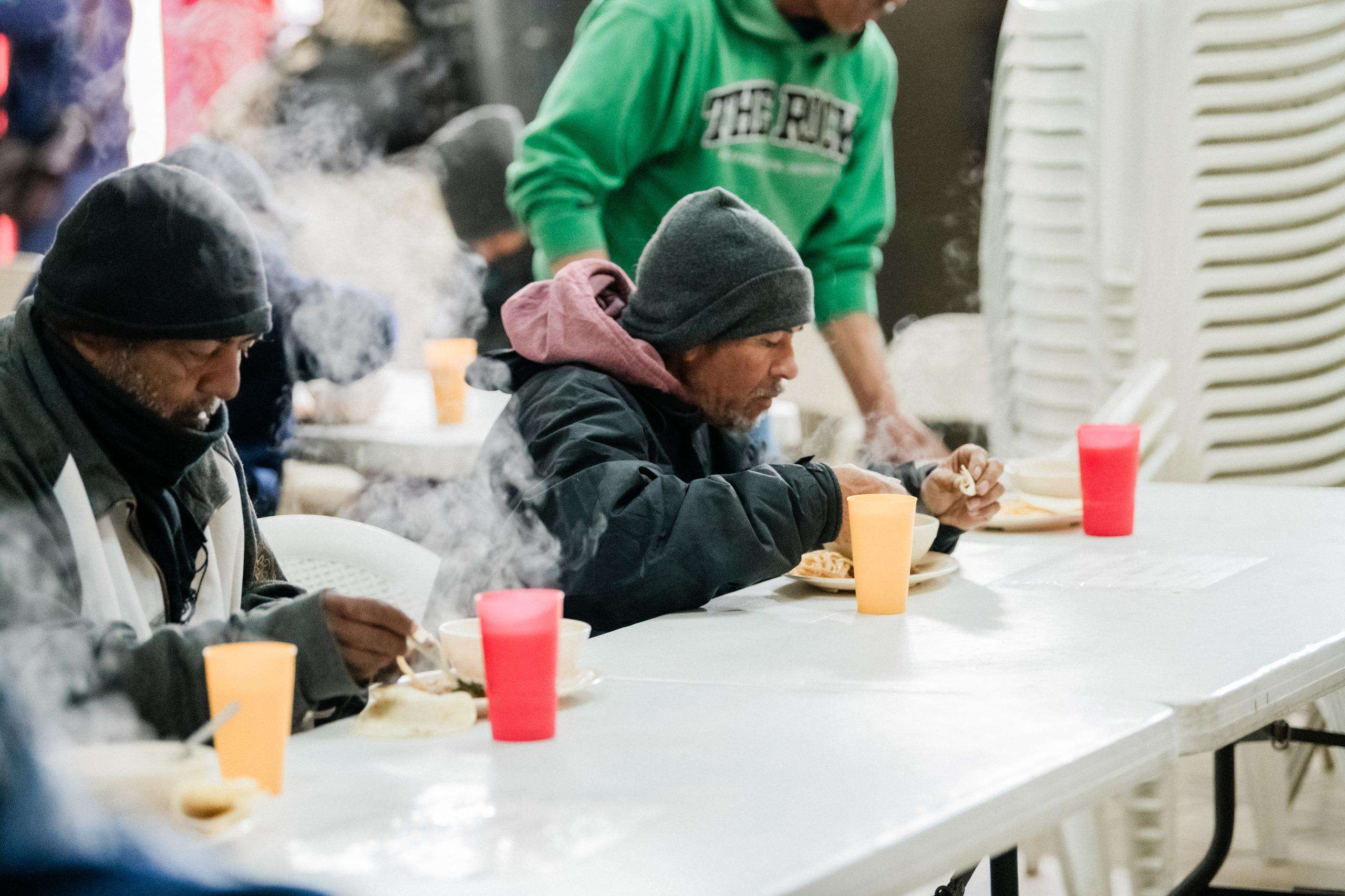 Dan alimentos a personas en situación de calle en el Comedor Comunitario El Barreal