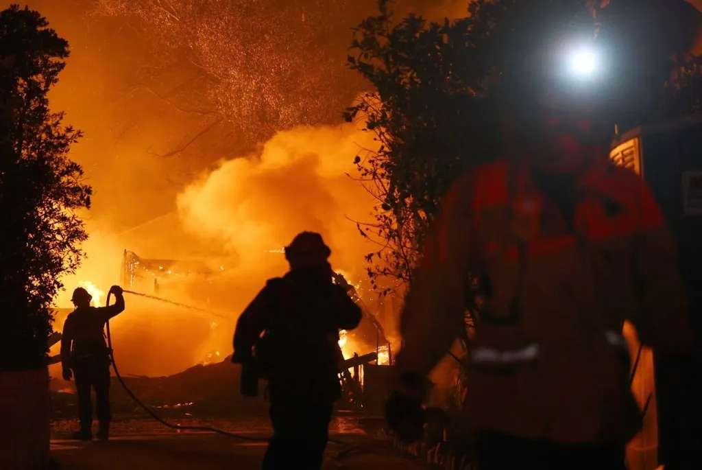 Piden disponibilidad a bomberos de Los Angeles para sofocar incendio