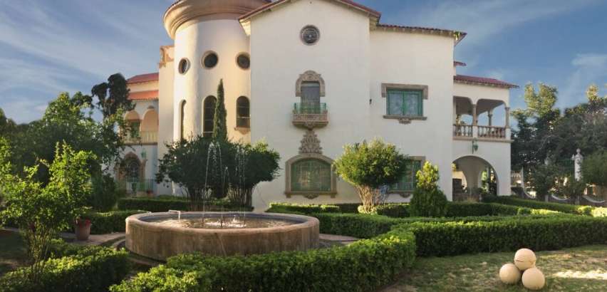 La Casa de la Familia Mora; la Casa de Juan Gabriel