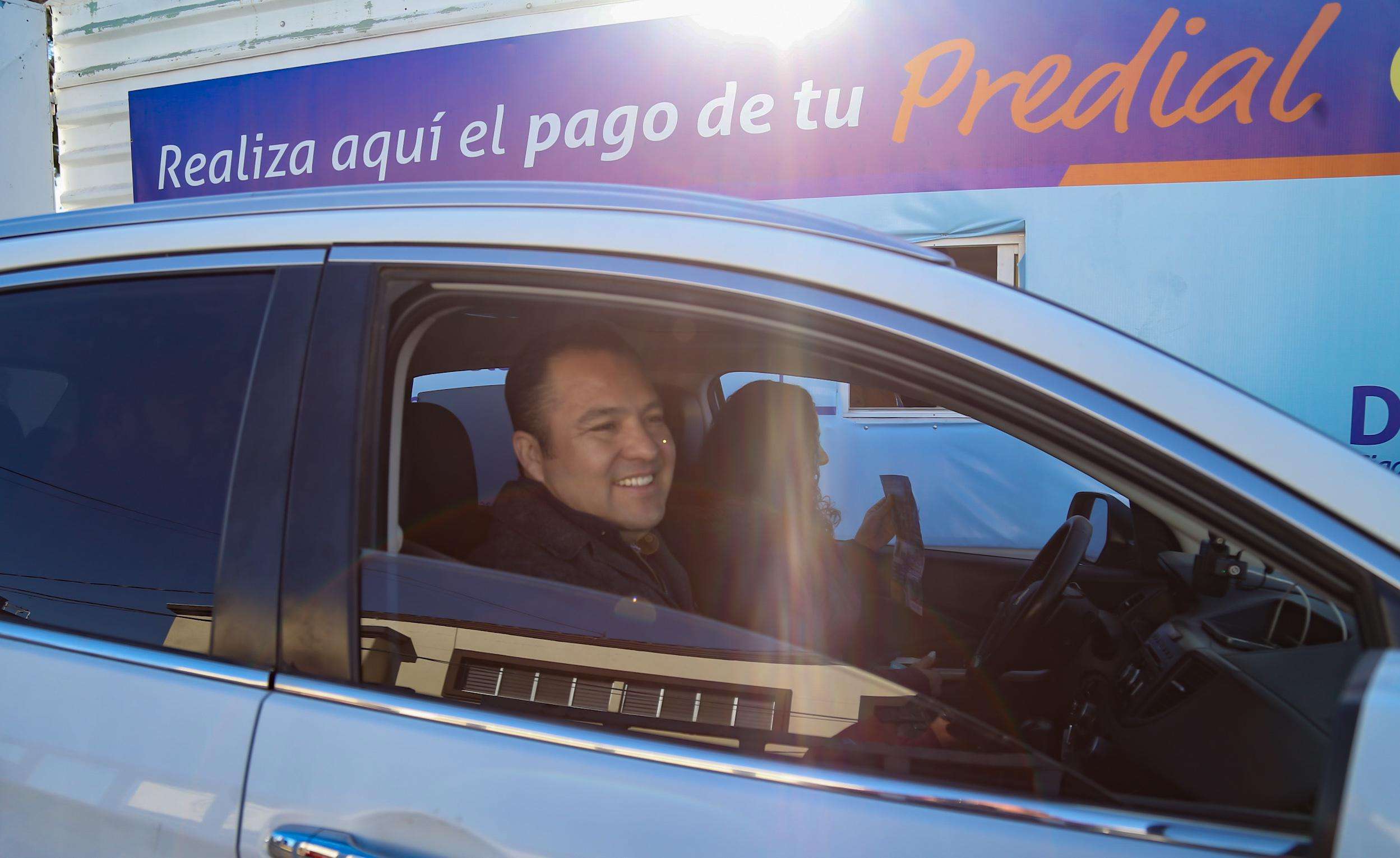 Paga Jesús Valenciano su predial en autopago