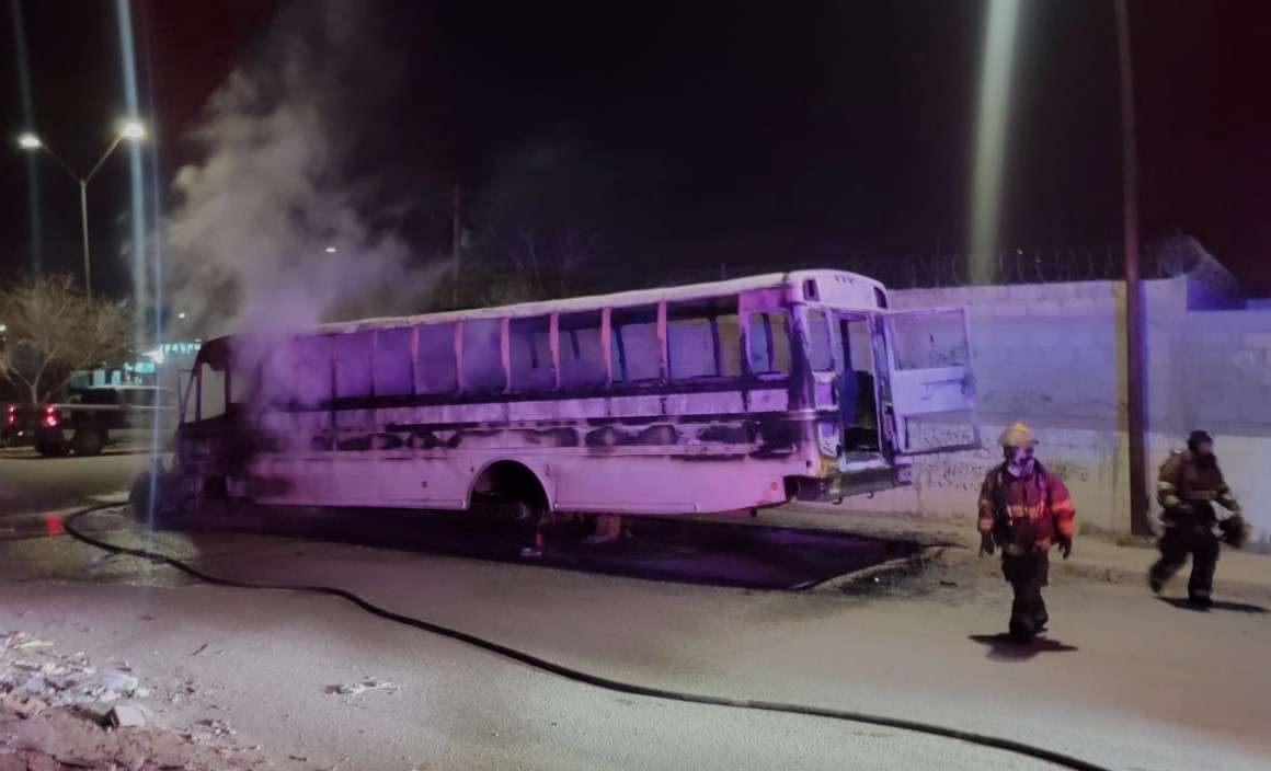 Incendio destruye camión de transporte de personal