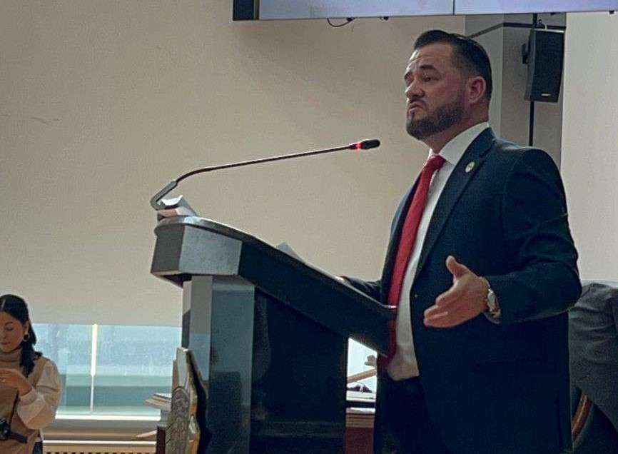 Llama chairos Óscar Avitia a sus compañeros de bancada
