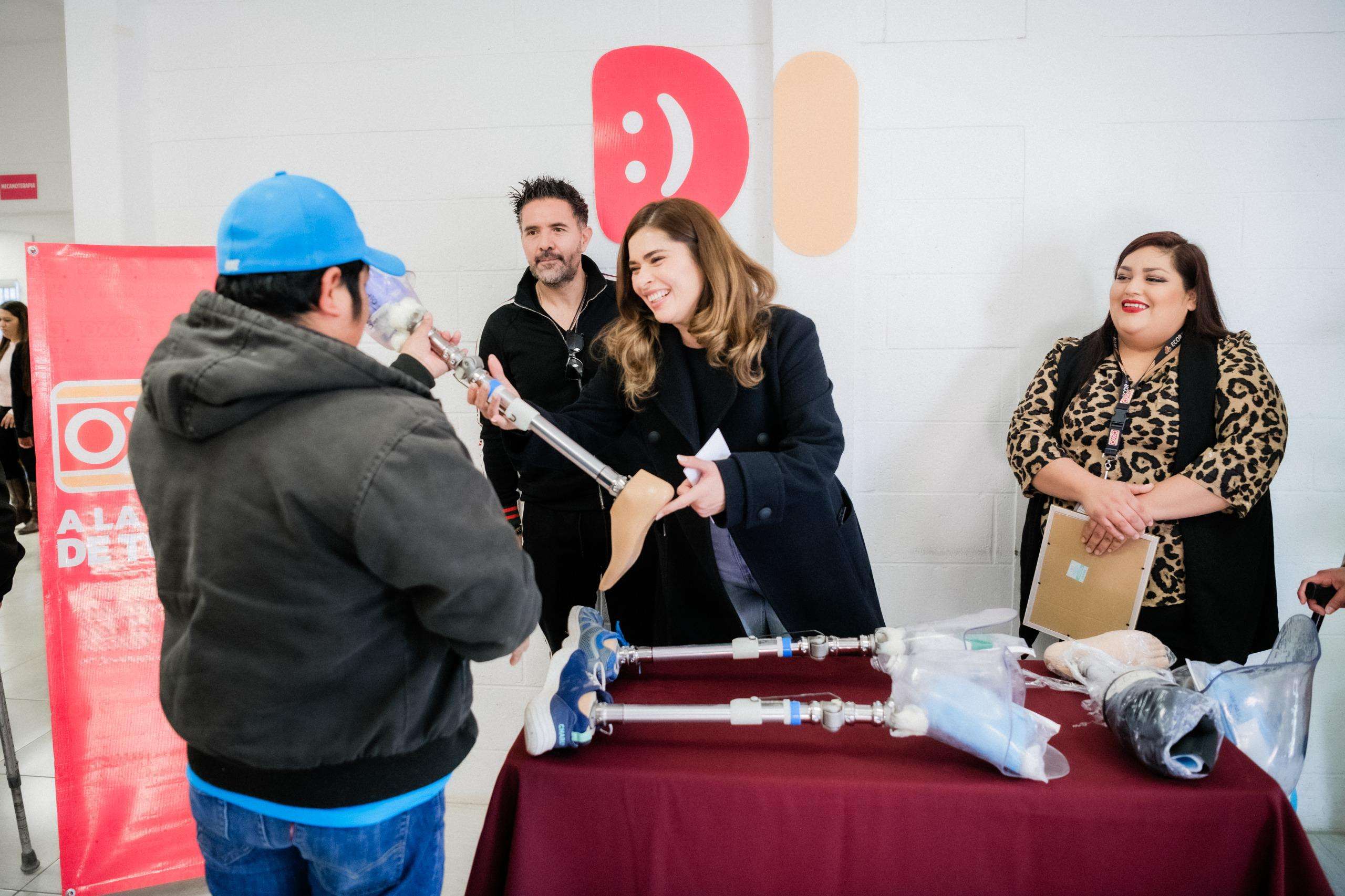 Entregan DIF y OXXO prótesis a personas vulnerables