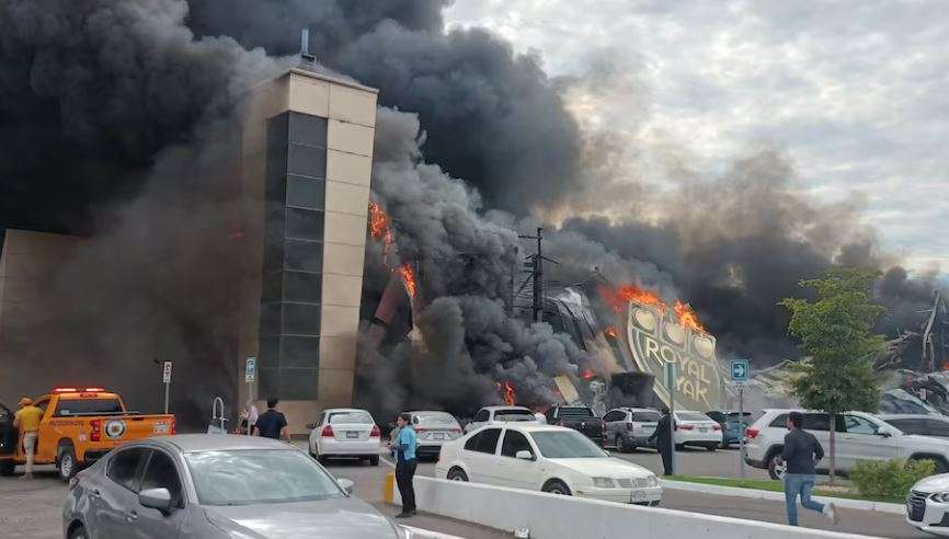 Arrasa incendio con un casino y un parque de trampolines en Culiacán
