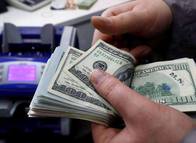 Tiene dólar una ligera alza