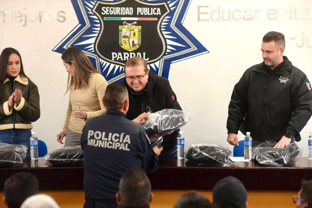 Da Chava Calderón más de 100 chamarras a policías 