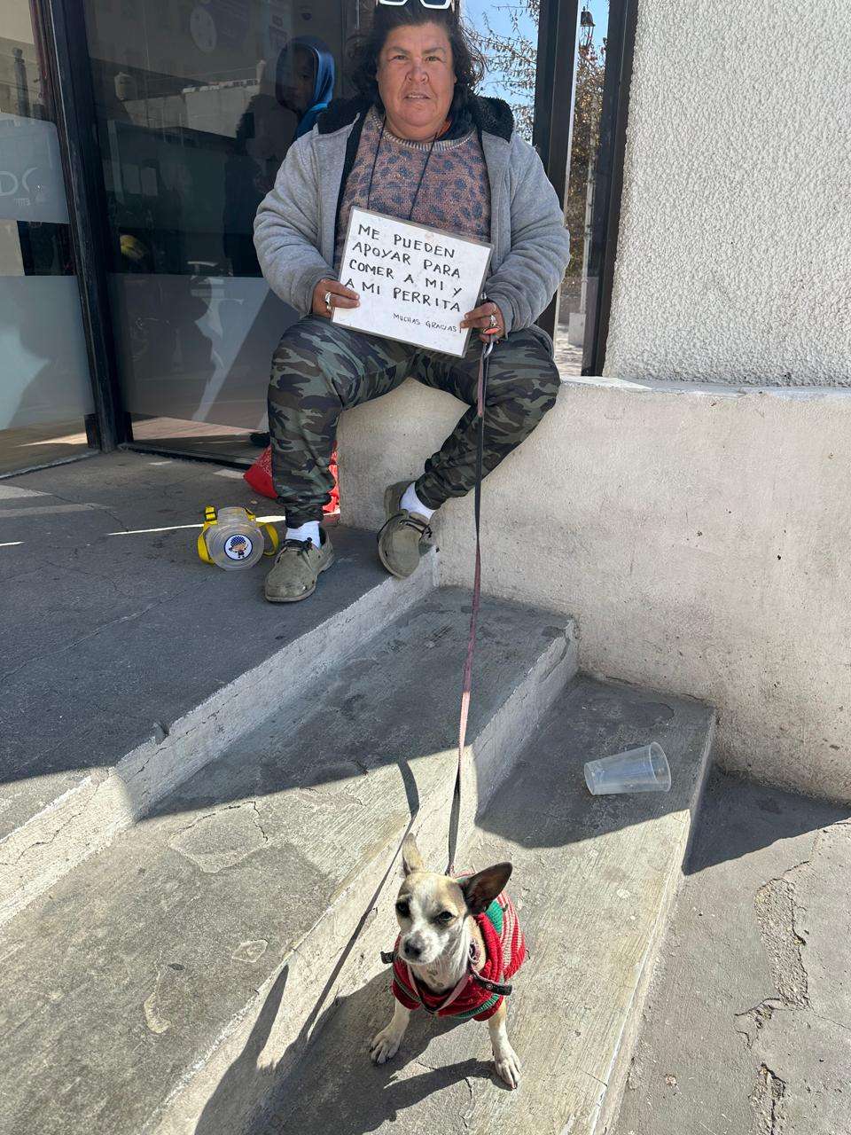 Pide comida para ella y su perrita en BBVA del centro