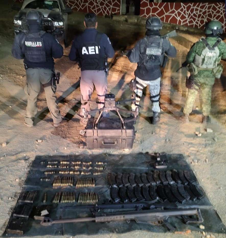 Aseguran drones, explosivos, un Barret y droga en Uruachi