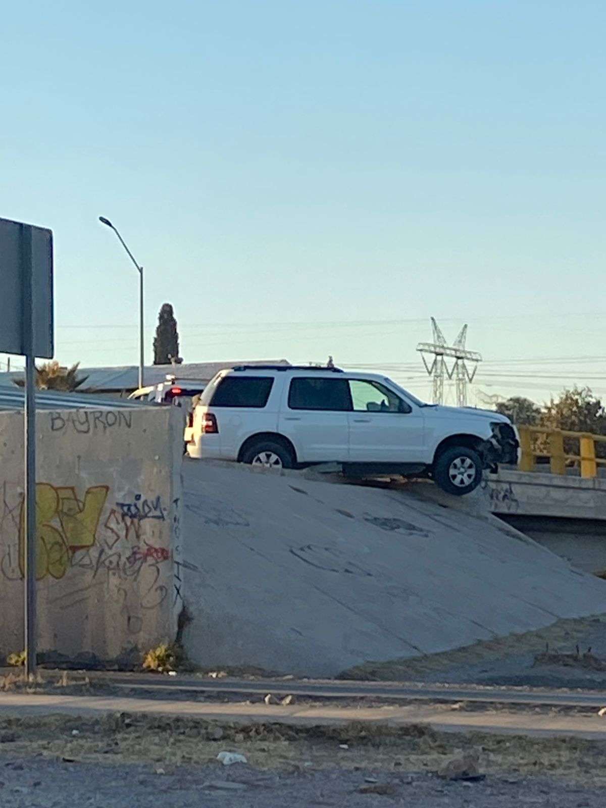 Por poco y cae al canal Los Nogales