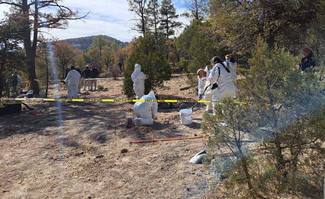 Hallan 14 cuerpos más en fosas de Casas Grandes